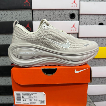 Air Zoom Vomero Plus Ligh Bone pronta entrega