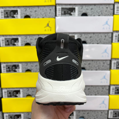 Air Zoom Vomero 18 Black and White