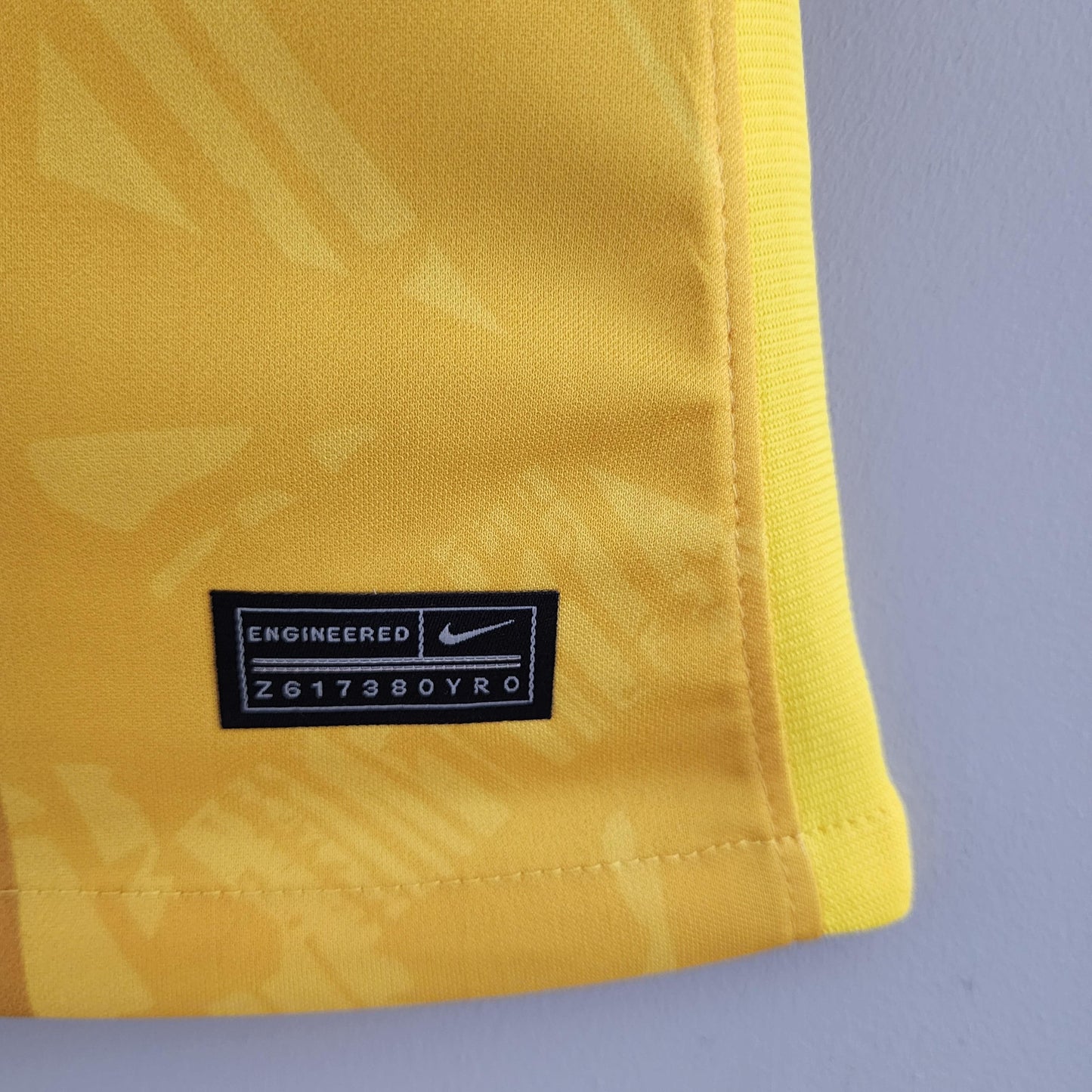 Camisa Feminina Seleção Brasil 2022/22 Amarelo Conceito