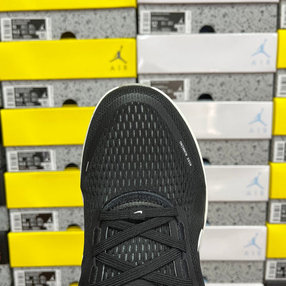 Air Zoom Vomero 18 Black and White